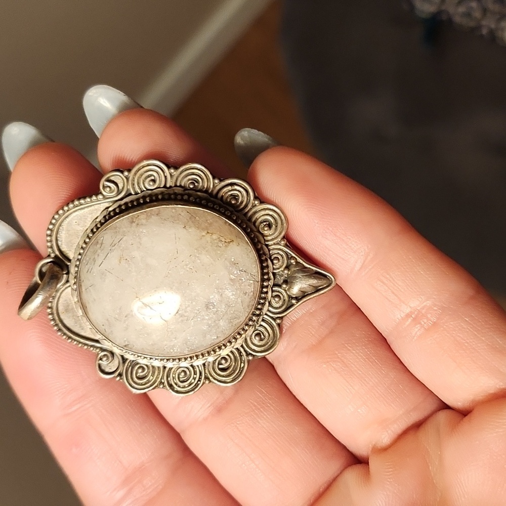 Quartz pendant